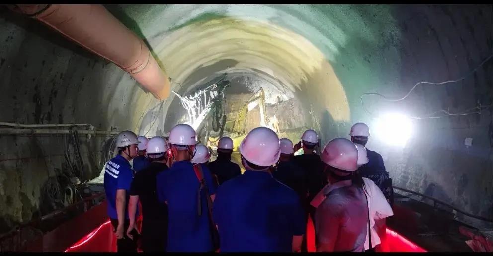 兰州交通大学土木工程学院 前往现场实践，感受计算机网络工程施工精湛技术